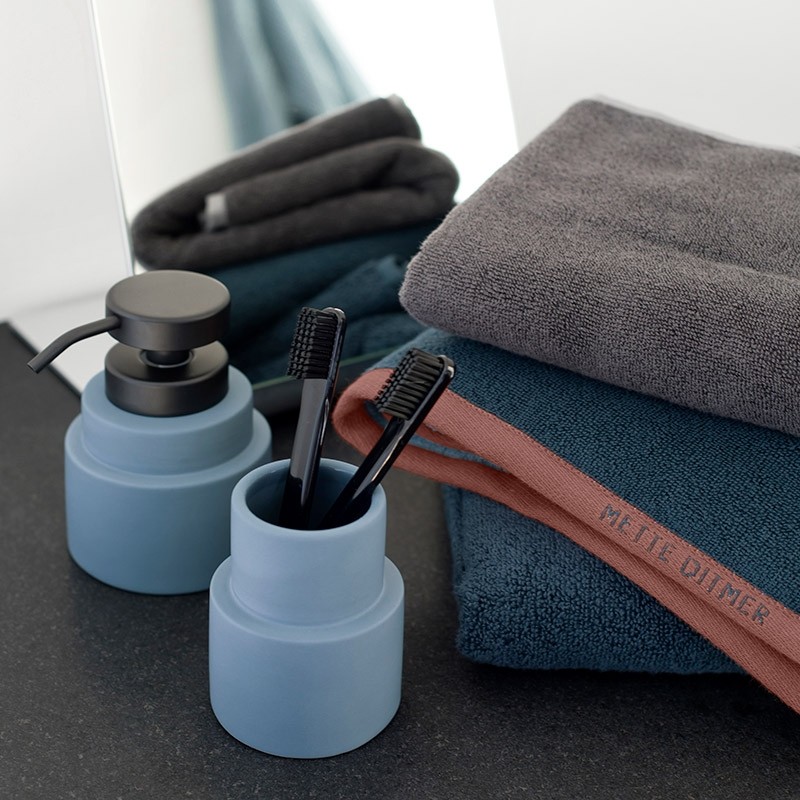 MetteDitmerSHADESTandkrusModelANightBlue-31